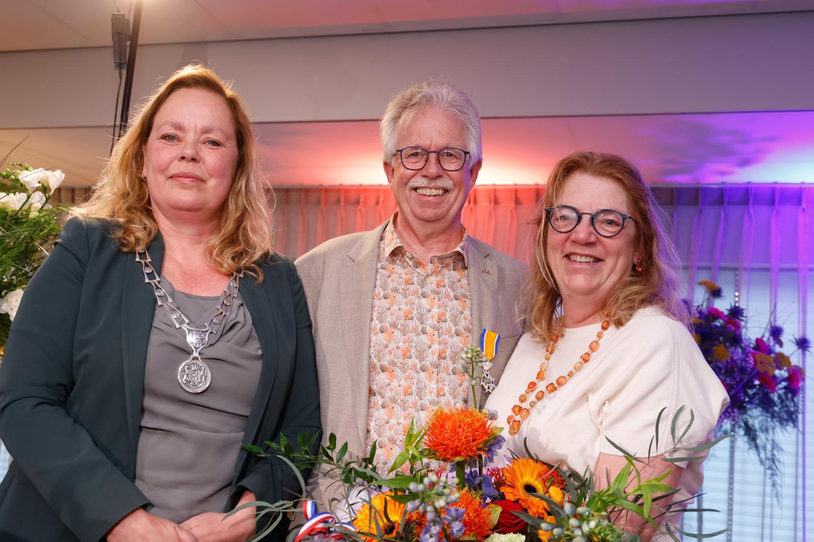 John van Ruiten, samen met zijn vrouw, ontvangen een lintje van burgemeester Astrid Heijstee-Bolt. 