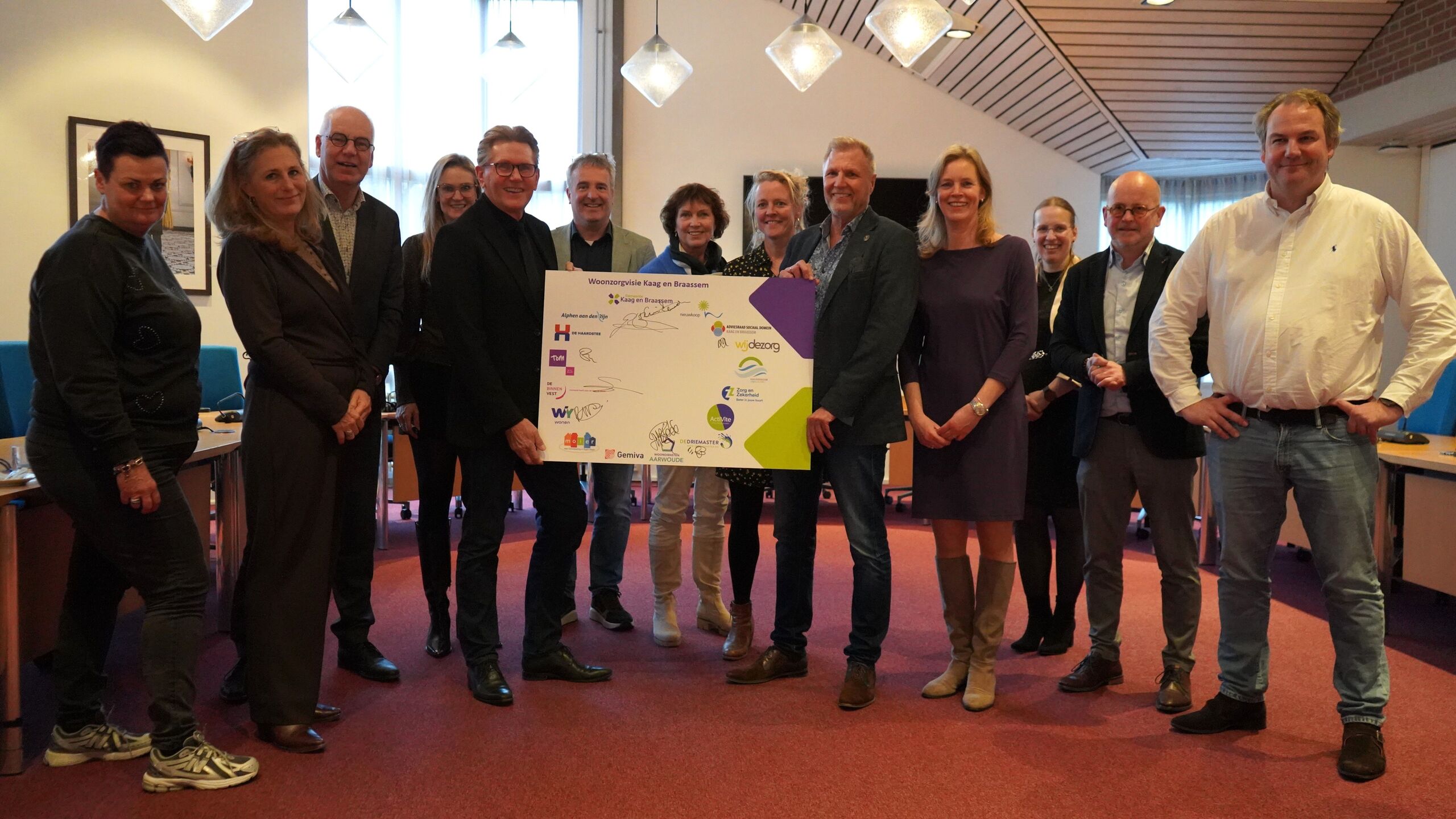 Van links naar rechts: Corina Righarts (Tom in de buurt), Anneke Hazebroek (woondiensten Aarwoude), Erik van der velde (woondiensten Aarwoude), Myora Elley (gemeente Kaag en Braassem), wethouder Gerben van Duin, Ronald Camstra (Companen), Rettie Bentvelsen (De Driemaster), Renske Zwart (WYwonen), wethouder Dolf Kistemaker, Marjan Sterenborg (De Binnenvest), Tamara Griekspoor (gemeente Kaag en Braassem), Wilko Kuus (Tom in de buurt), Doeke Overbeek (Wijdezorg).