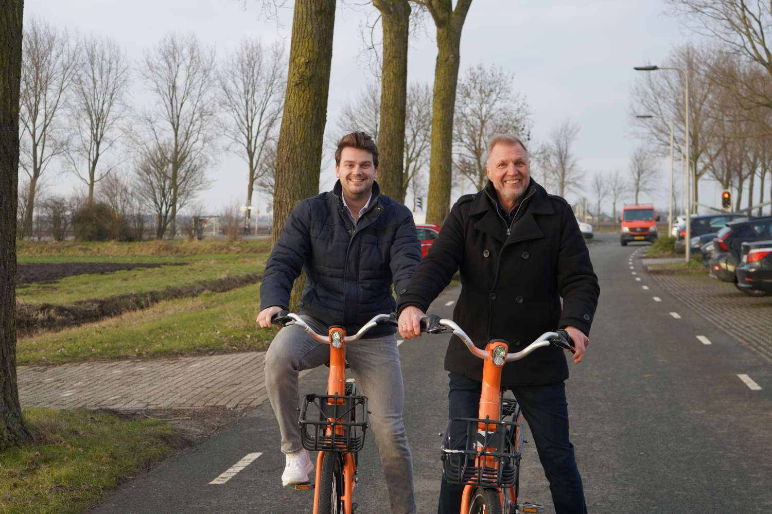Wethouders Nick van Egmond en Dolf Kistemaker maken gebruiken van de deellfietsen