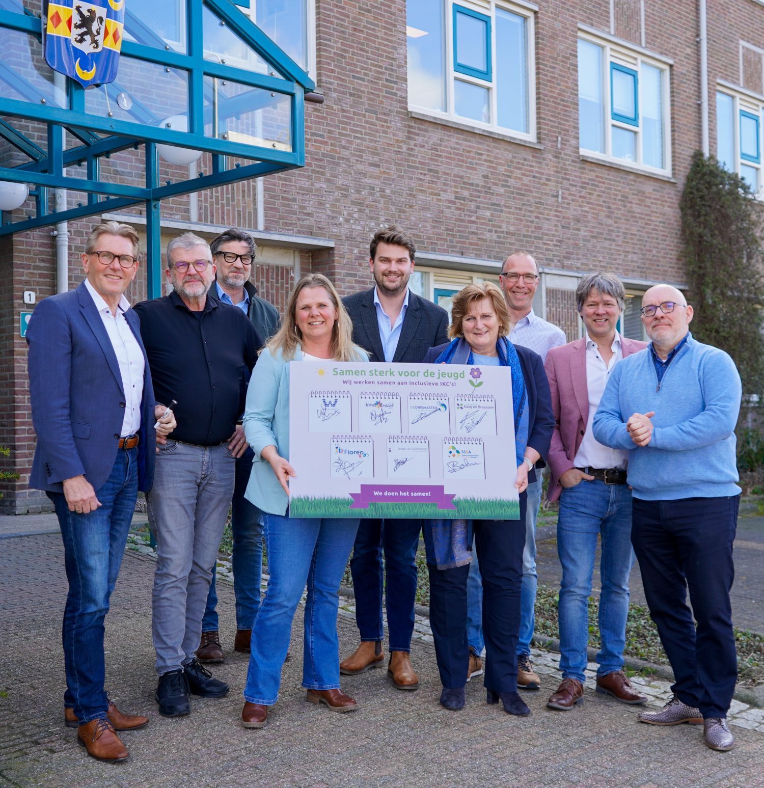 Ondetekeningsmoment Inclusieve IKC. Genomen met alle partners voor het gemeentehuis