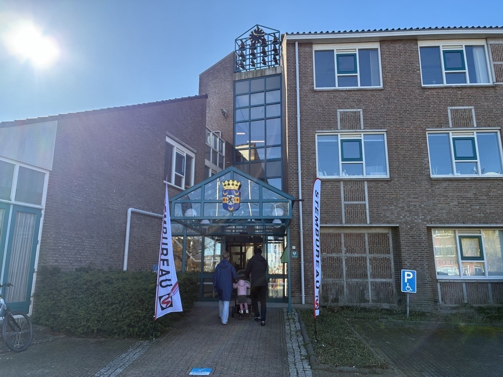 Sfeerbeeld van de voorkant van het gemeentelijk stembureau