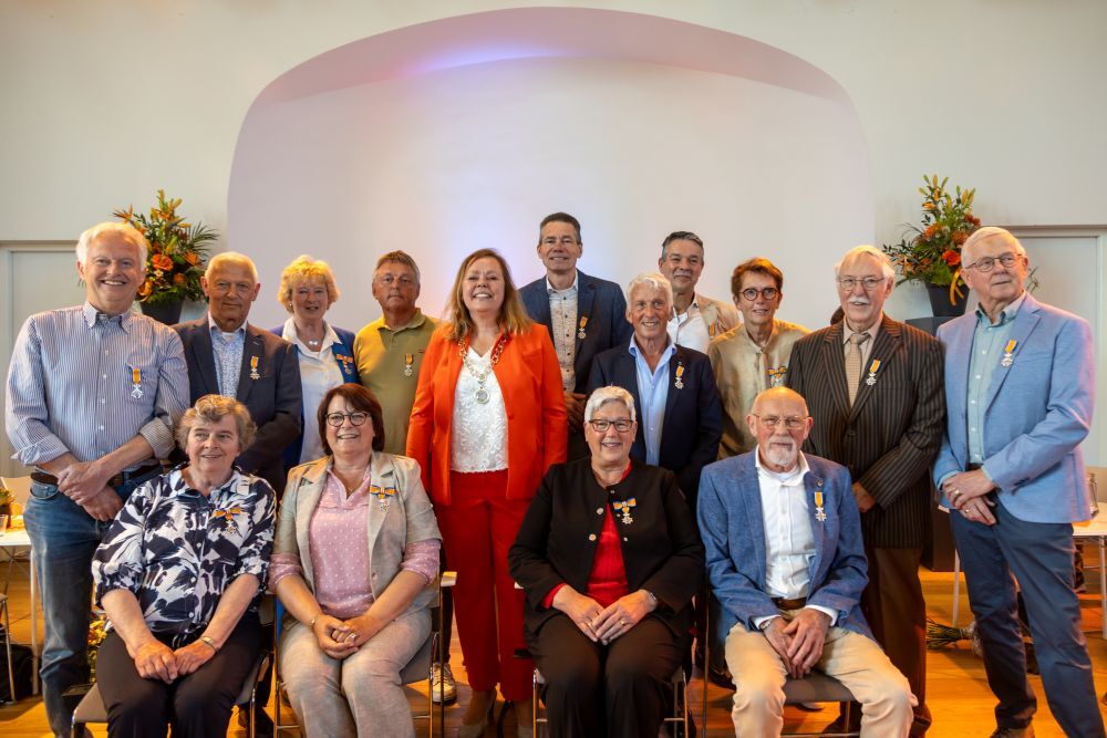 Groepsfoto met alle gedecoreerden en burgemeester Astrid Heijstee