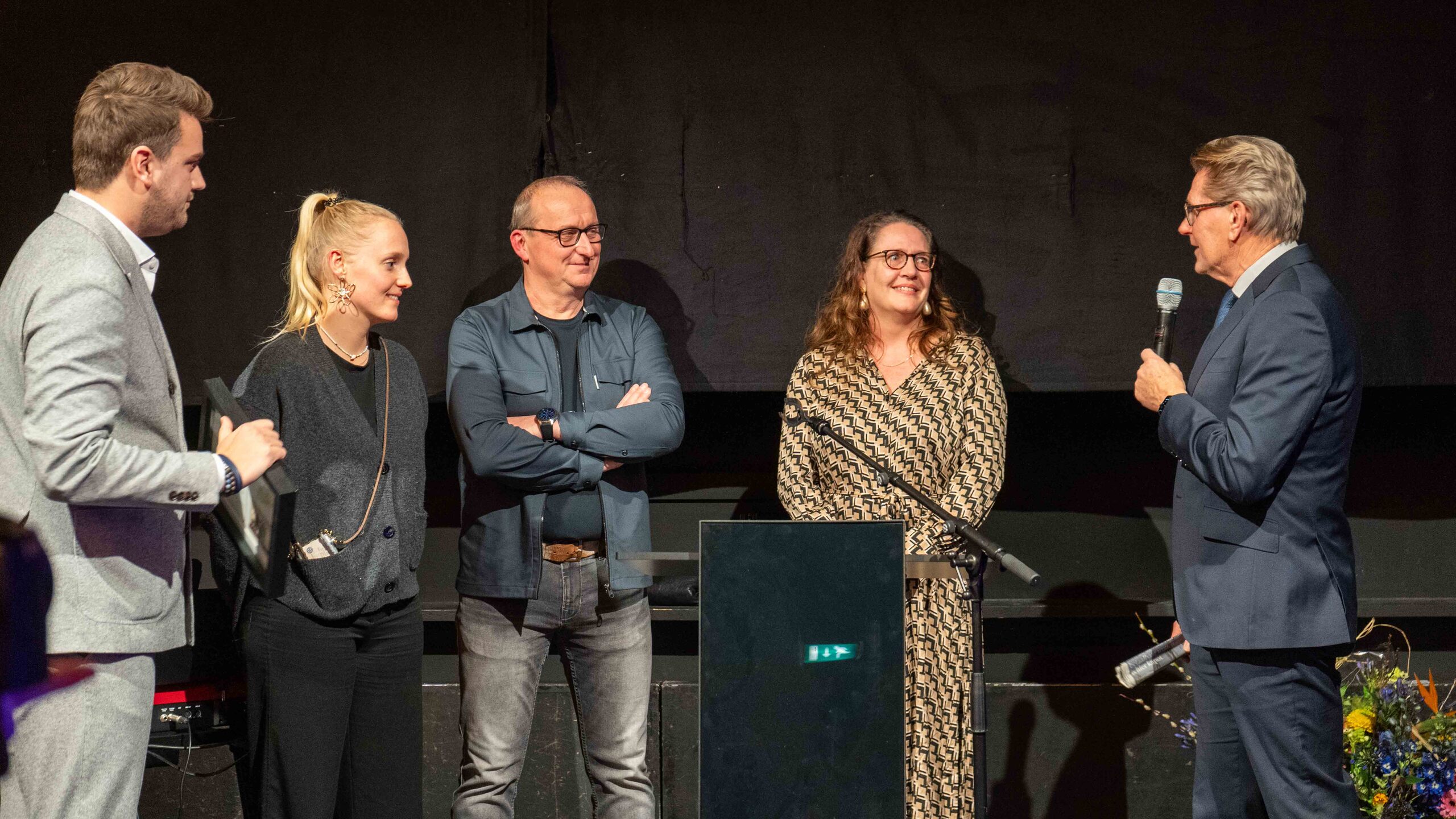 Wethouder Nick van Egmond en Gerben van Duin tijdens de uitreiking met de nieuwjaarsontmoeting