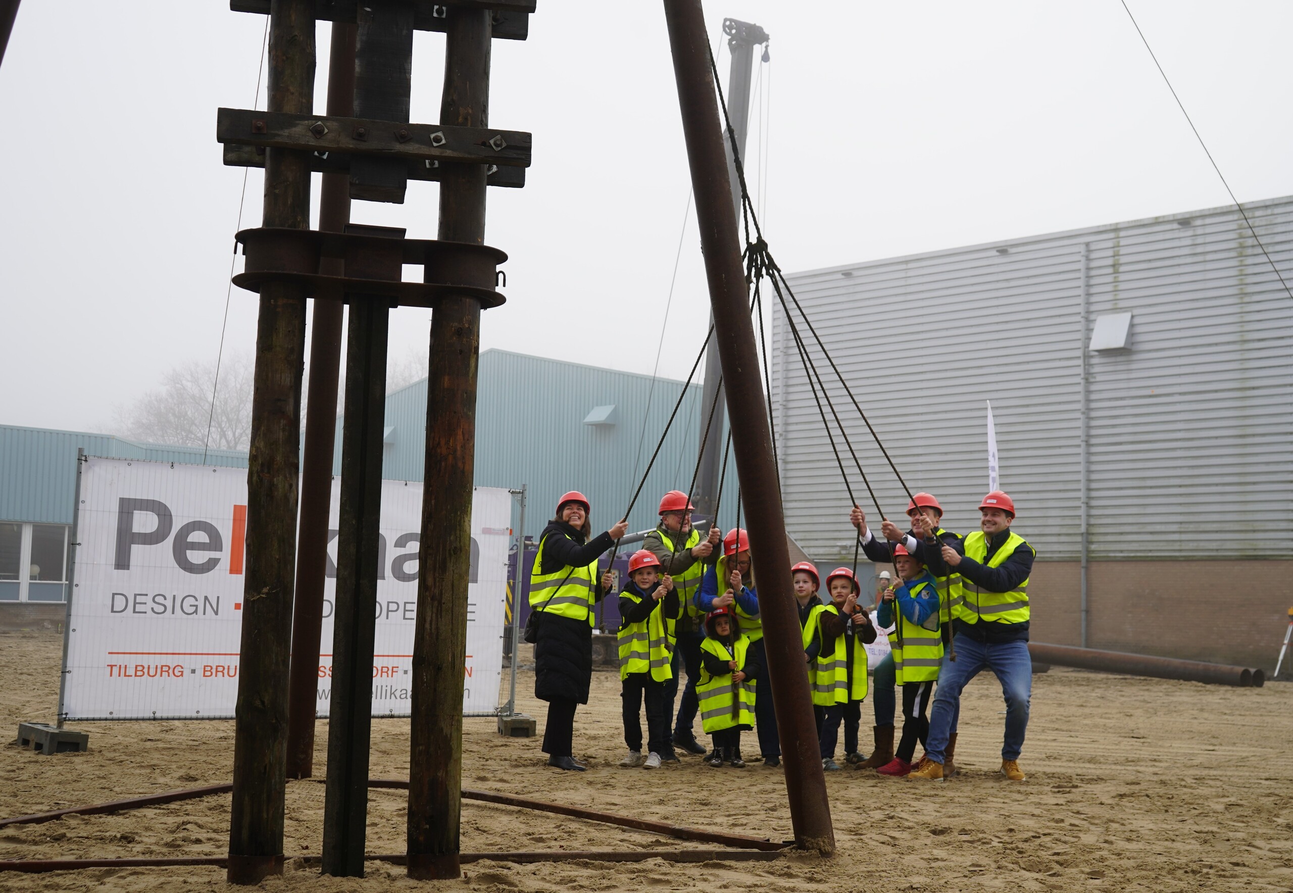 Sonja Bakker en Ariaan Bohnen van De Kindpartners, Mark Broere van Sportbedrijf Kaag en Braassem en wethouder Nick van Egmond slaan een symbolische eerste heipaal met pedagogisch medewerker Karin Pieterse en kinderen van De Kindpartners. 