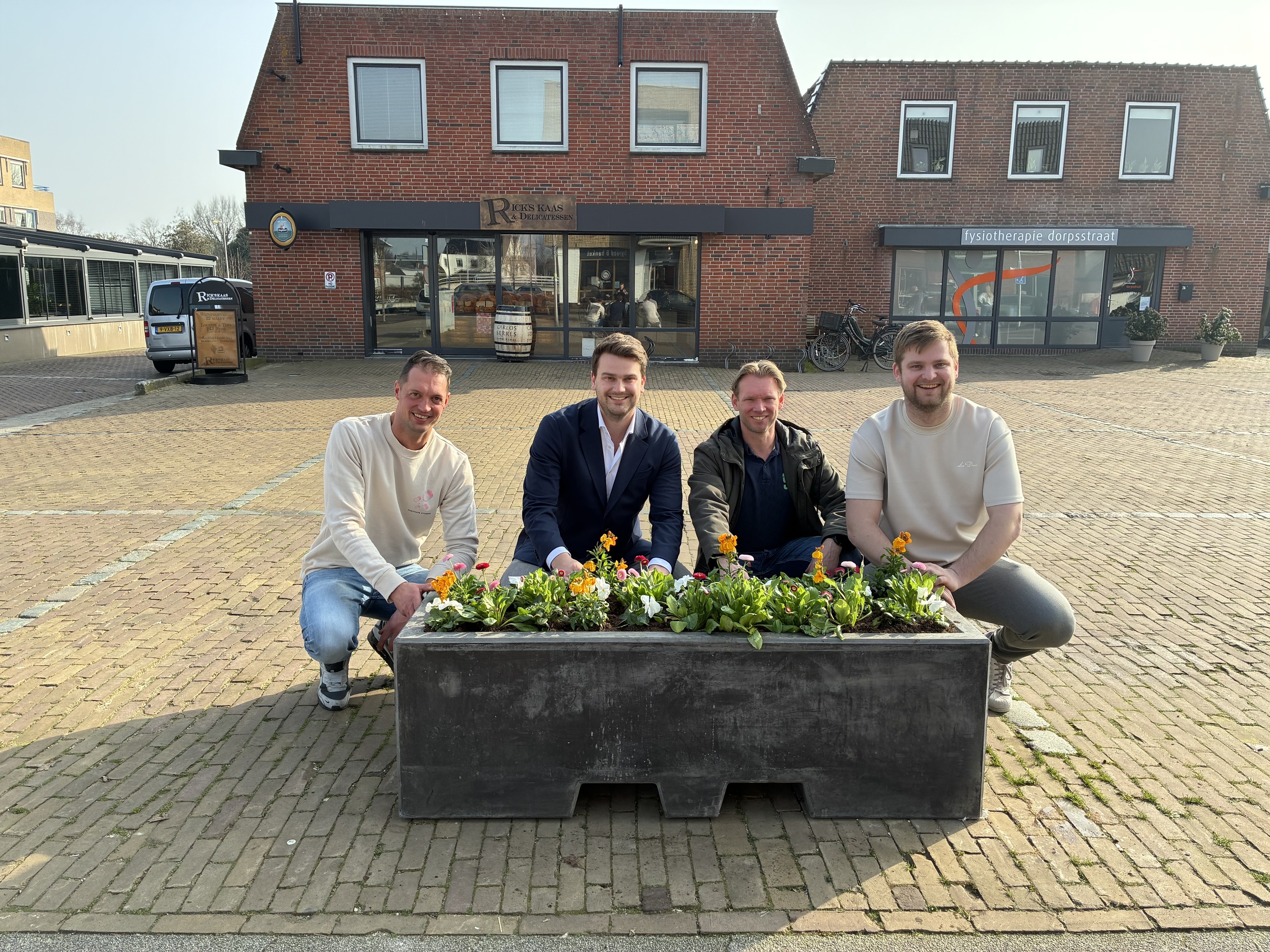 Bij de bloembakken in Leimuiden: Juriën van der Meer , Nick, Marc Vis, Rick Horsthuis