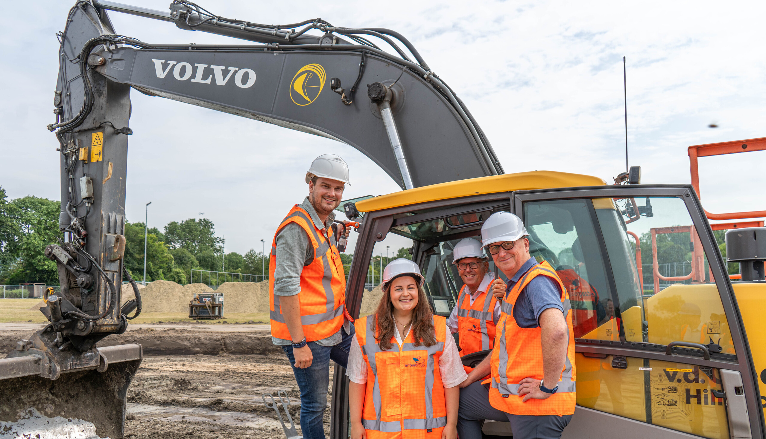 Foto moment bij een graafmachine op het Sportpad met de leden van de partijen. Foto moment bij een graafmachine op het Sportpad. Op de foto van links naar rechts: wethouder Nick van Egmond, Manon Muller (hockeyclub Alkemade), wethouder Gerben van Duin en Erik van Rijn (E.M.M.)