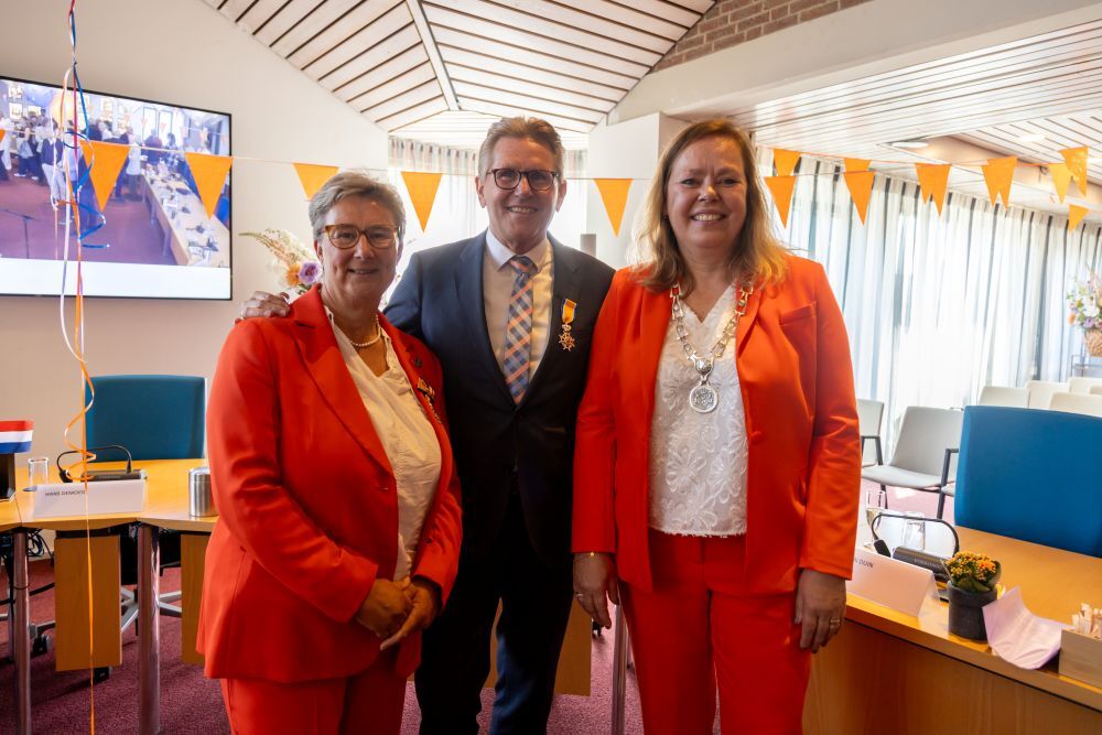 Groepsfoto met gedecoreerden wethouders Peters en van Duin samen met de burgemeester