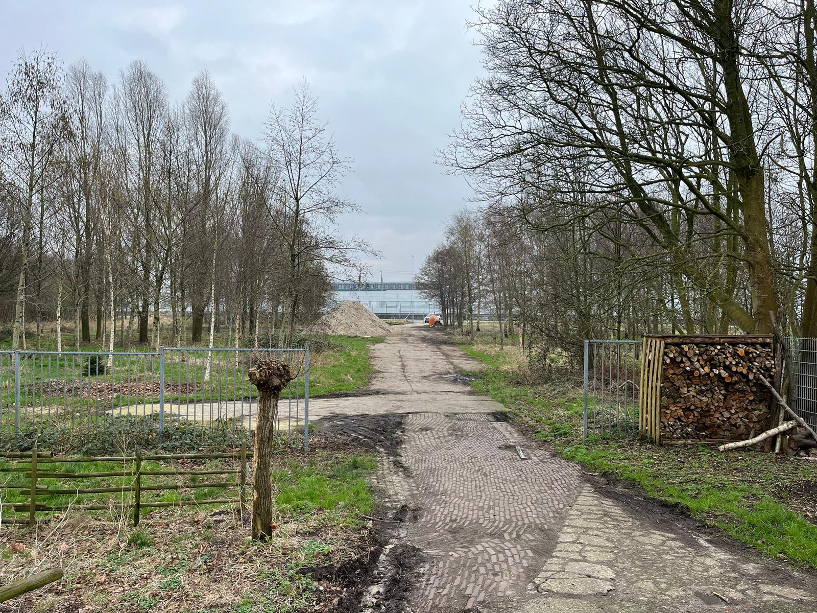 Aanzicht vanaf buurt richting aanrijroute