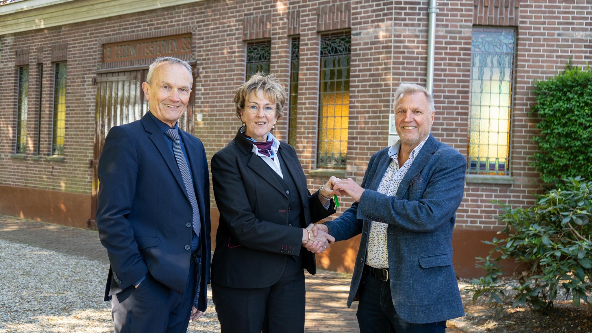 Sleuteloverdracht met wethouder Kistemaker en Kramer Uitvaartzorg voor het entreegebouw