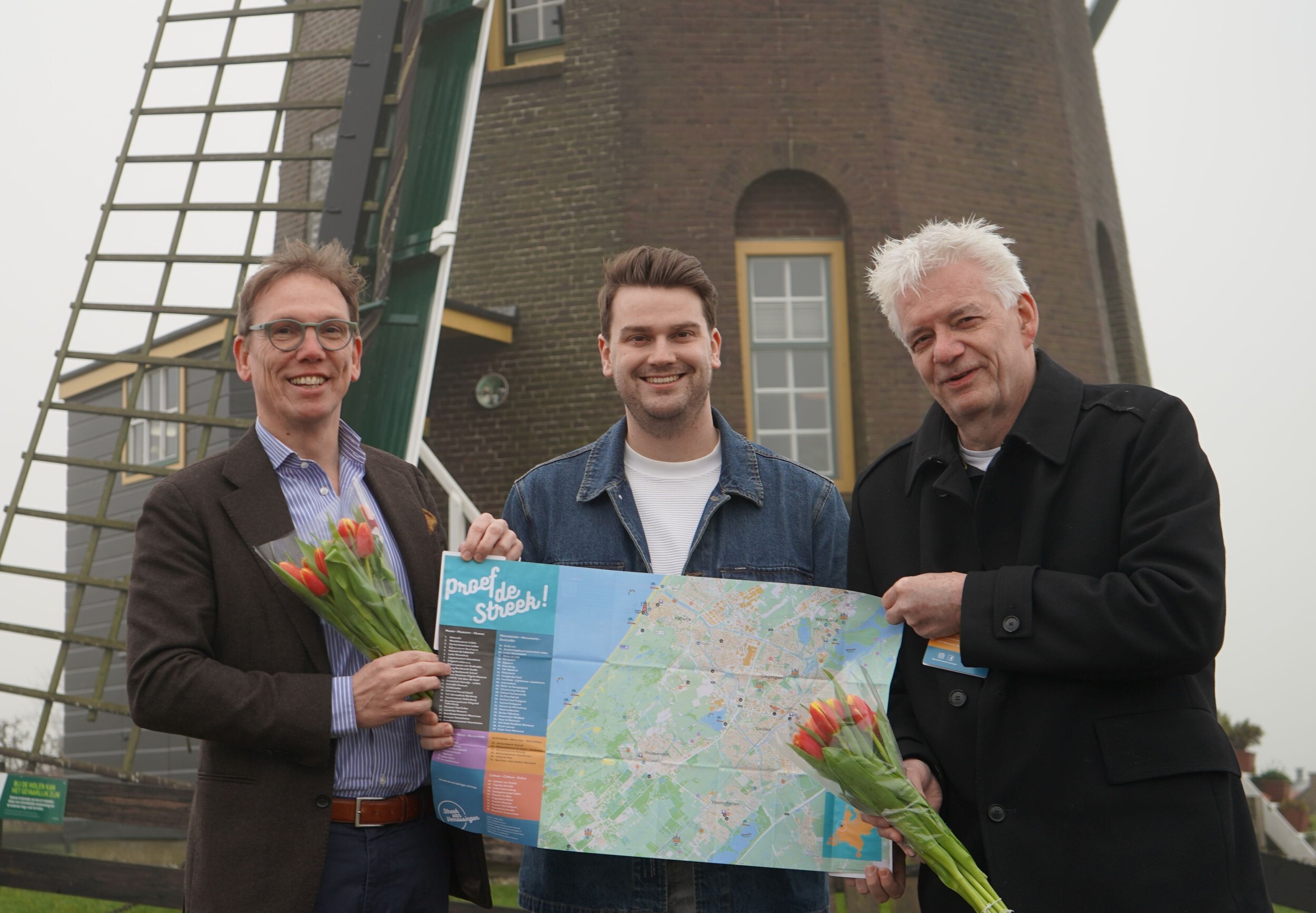 Fotomoment genomen bij een molen met wethouder Nick van Egmond, Martijn Bulthuis en John Willemse