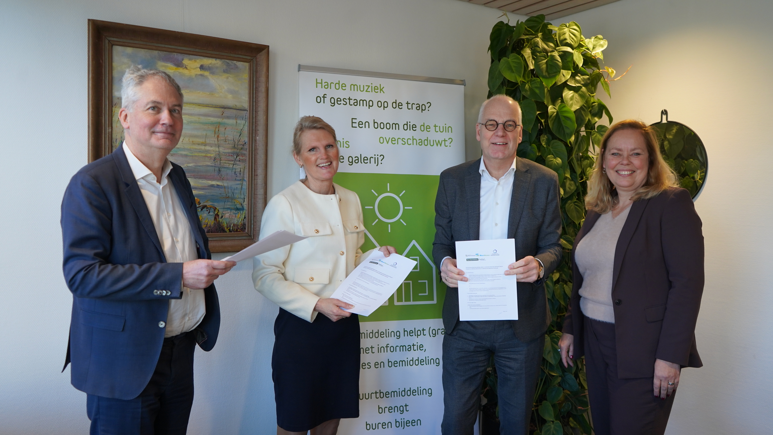 Overeenkomst samenwerkings buurtbemiddeling kwadraad. Op de foto: Peter Hoogvliet, directeur WYwonen, Bianca van Born- de Groot, regiodirecteur markt en strategie Noord, Erik van der Velde, directeur woondiensten Aarwoude en burgemeester Astrid Heijstee.