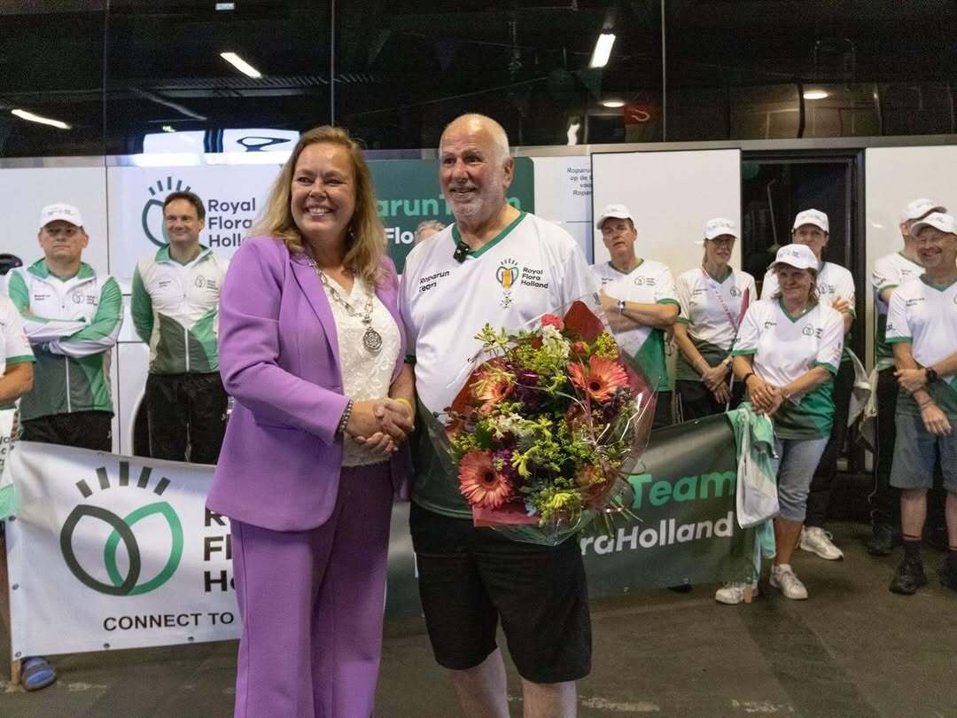 Foto van de burgemeester samen met Mokasay